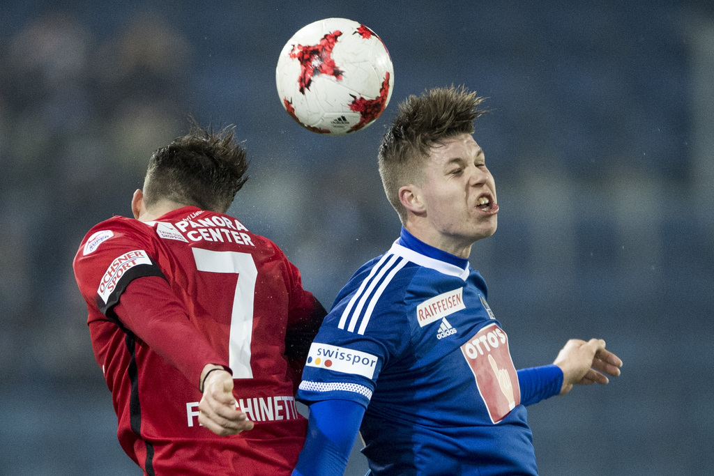 Mickael Facchinetti, links, von Thun im Spiel gegen Cedric Itten, rechts, von Luzern beim Super League Meisterschaftsspiel zwischen dem FC Luzern und dem FC Thun vom Samstag 18. Februar 2017 in Luzern. (KEYSTONE/Urs Flueeler)