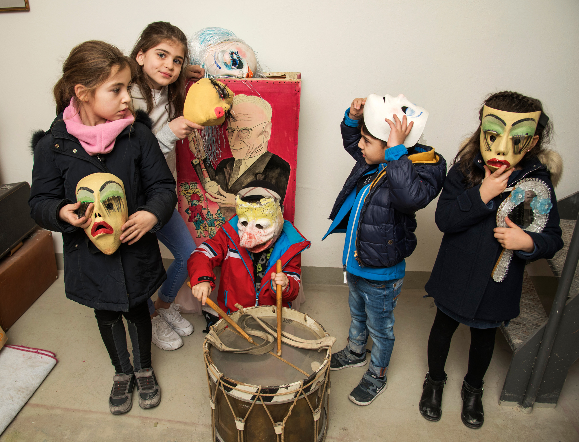 Ein Hauch von Quartierfasnacht, wie es sie früher noch gab: Die neue Generation der «Brunnefääger» begleitet den trommelnden Dichter Saubi am Cortège.