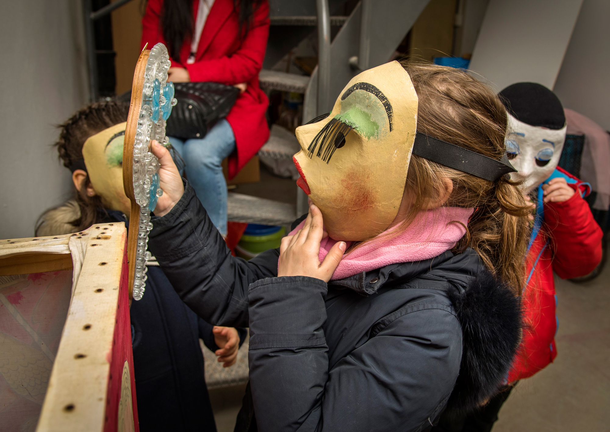 Larven alter Schule warten in Saubis Fasnachtskeller jedes Jahr auf dankbare Kinder. Die Kostüme stammen vom Theater oder von Schneiderinnen aus dem Quartier.