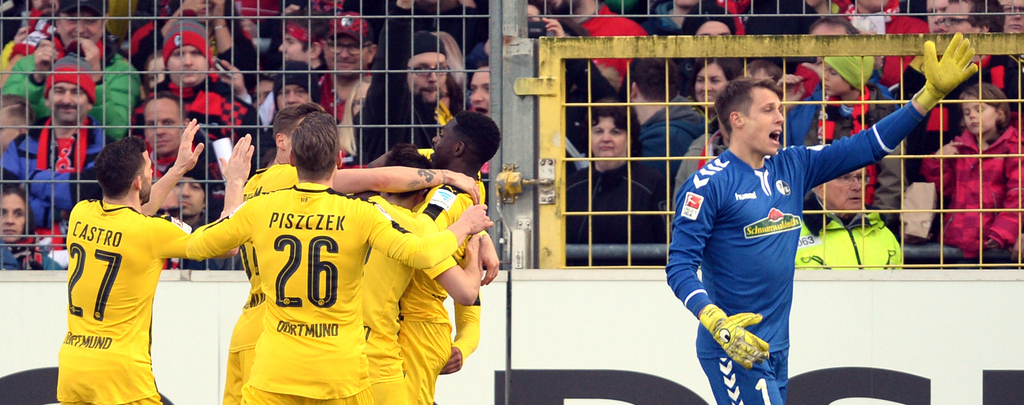 Fu�ball: Bundesliga, SC Freiburg - Borussia Dortmund, 22. Spieltag am 25.02.2017 in Schwarzwald-Stadion, Freiburg im Breisgau (Baden-W�rttemberg). Die Mannschaft von Dortmund bejubelt das 2:0, w�hrend Alexander Schwolow (r) von Freiburg protestiert. Wichtiger Hinweis: Aufgrund der Akkreditierungsbestimmungen der DFL ist die Publikation und Weiterverwertung im Internet und in Online-Medien w�hrend des Spiels auf insgesamt f�nfzehn Bilder pro Spiel begrenzt.) (KEYSTONE/DPA/A3446/_Patrick Seeger)