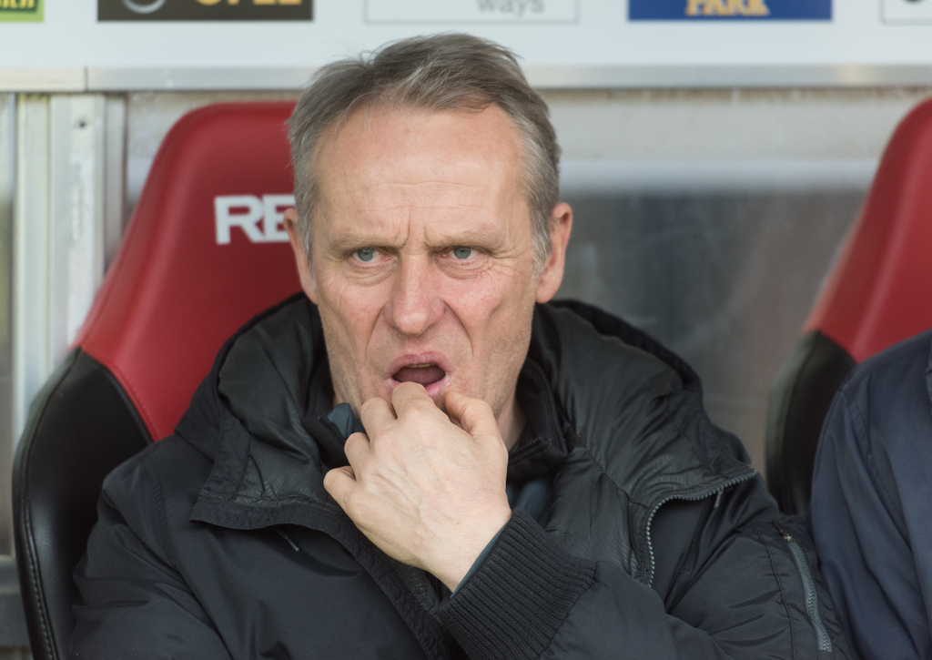 Fu�ball: Bundesliga, SC Freiburg - Borussia Dortmund, 22. Spieltag am 25.02.2017 in Schwarzwald-Stadion, Freiburg im Breisgau (Baden-W�rttemberg). Trainer Christian Streich von Freiburg sitzt vor dem Spiel auf der Bank. (Wichtiger Hinweis: Aufgrund der Akkreditierungsbestimmungen der DFL ist die Publikation und Weiterverwertung im Internet und in Online-Medien w�hrend des Spiels auf insgesamt f�nfzehn Bilder pro Spiel begrenzt.) (KEYSTONE/DPA/A3446/_Patrick Seeger)