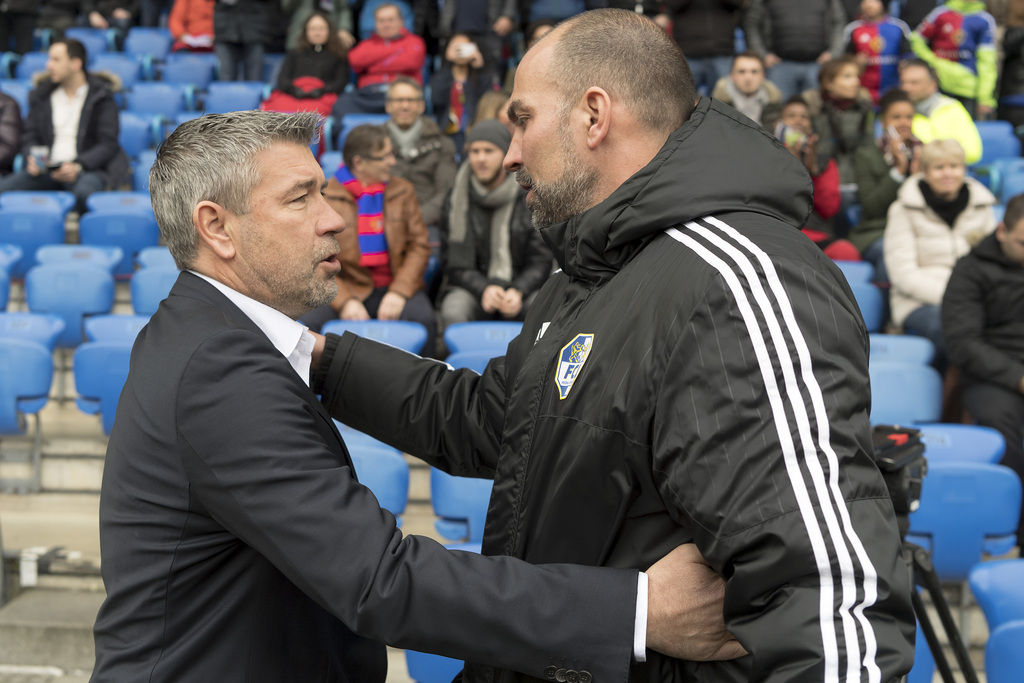 Der Basler Trainer Urs Fischer, links, begruesst den Luzerner Trainer Markus Babbel, rechts, vor dem Fussball Meisterschaftsspiel der Super League zwischen dem FC Basel 1893 und dem FC Luzern im Stadion St. Jakob-Park in Basel, am Sonntag, 26. Februar 2017. (KEYSTONE/Georgios Kefalas)