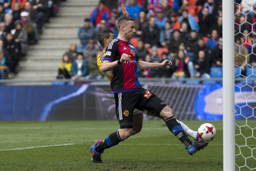 Der Basler Marc Janko erzielt das 2:0 im Fussball Meisterschaftsspiel der Super League zwischen dem FC Basel 1893 und dem FC Luzern im Stadion St. Jakob-Park in Basel, am Sonntag, 26. Februar 2017. (KEYSTONE/Georgios Kefalas)