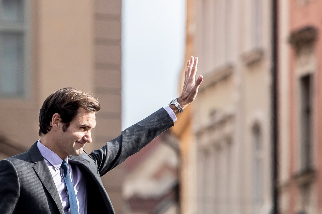 epa05805175 Swiss tennis player Roger Federer greets fans during the presentation of the Laver Cup tennis tournament at the Old Town Square in Prague, Czech Republic, 20 February 2017. The first Laver Cup will be held in Prague, Czech Republic, from 22 to 24 September 2017. It is a three-day tournament pitting a team of the six best tennis players from Europe against six opponents from the rest of the world. The tournament has been named in honor of Australian tennis legend Rod Laver. EPA/MARTIN DIVISEK