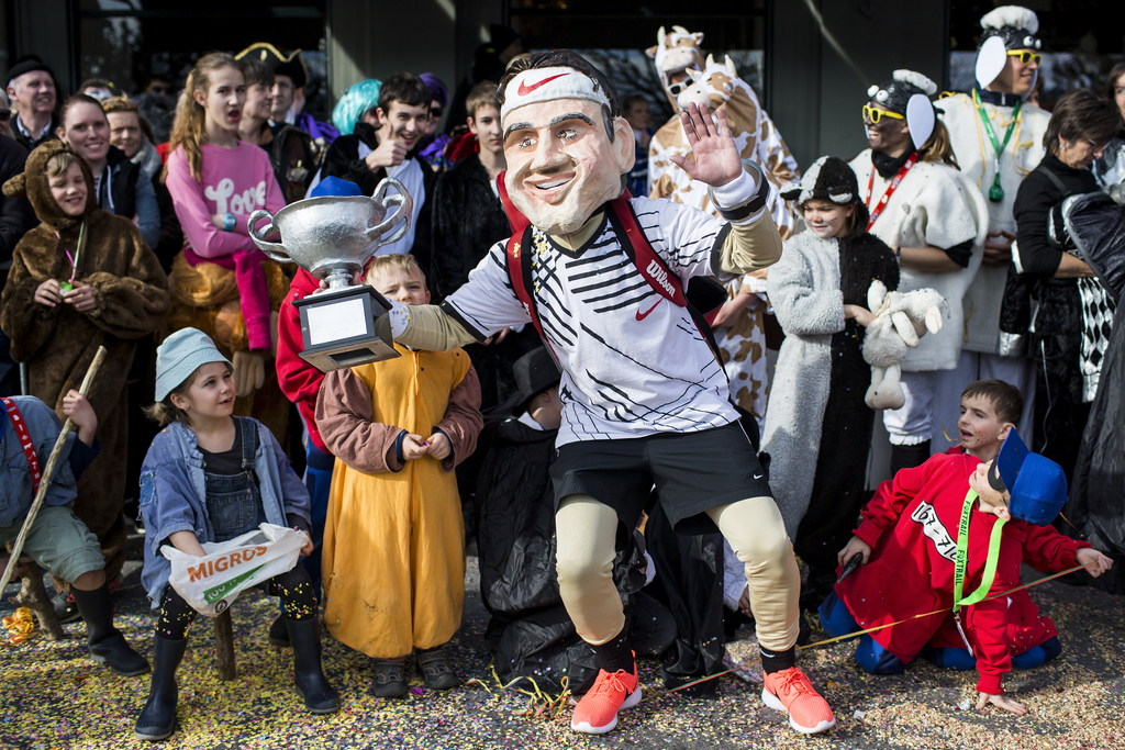 Tennisspieler Roger Federer als Fasnachts Motiv beim traditionellen Fasnachts Umzug in der Stadt Luzern am Schmutzigen Donnerstag, 23. Februar 2017, in Luzern. (KEYSTONE/Alexandra Wey)