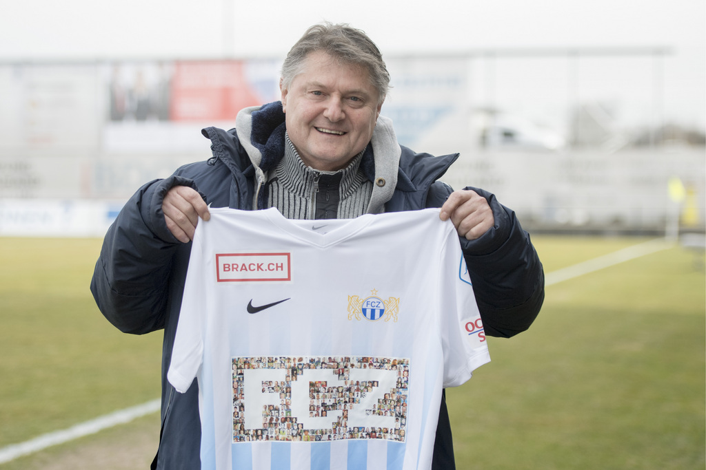 Der Praesident des FC Zuerich Ancillo Canepa posiert vor dem Spiel mit dem Trikot des FC Zuerich vor dem Challenge League Meisterschaftsspiel zwischen dem FC Wohlen und dem FC Zuerich vom Sonntag 26. Februar 2017 in Wohlen. (KEYSTONE/Urs Flueeler)