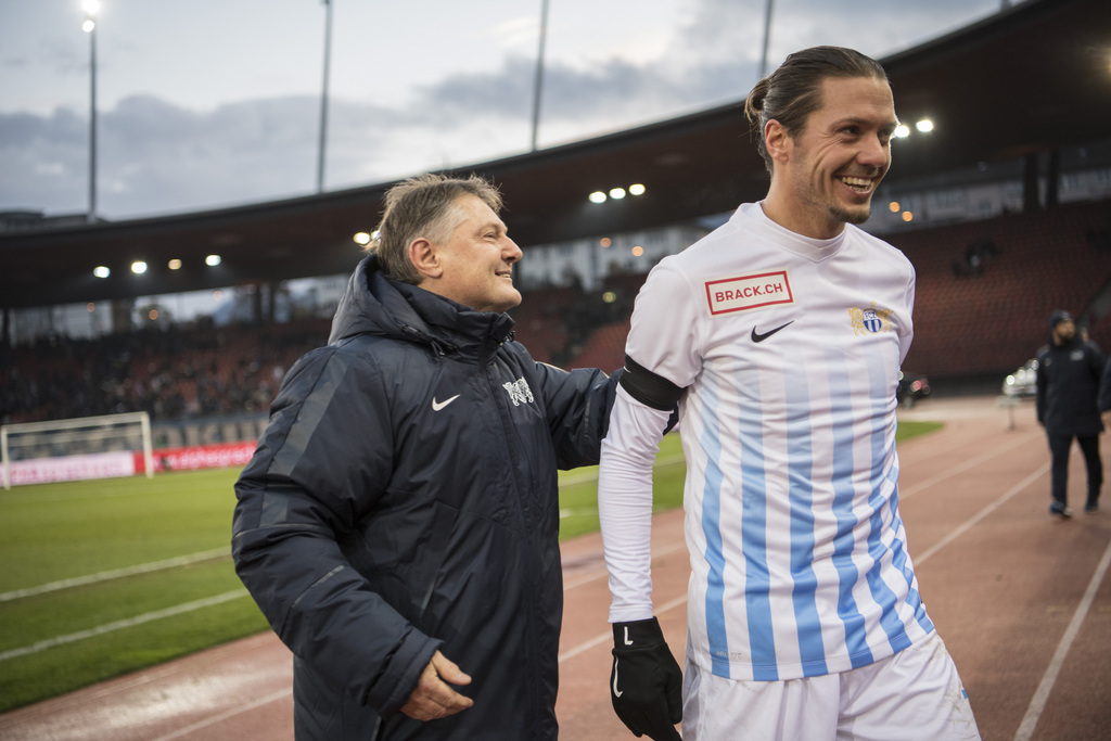 Der Praesident des FC Zuerich, Ancillo Canepa, links, freut sich mit Andrian Winter ueber den Sieg im Challenge League Fussballspiel zwischen dem FC Zuerich und dem FC Aarau im Letzigrund, am Sonntag, 6. November 2016 in Zuerich. (KEYSTONE/Ennio Leanza)