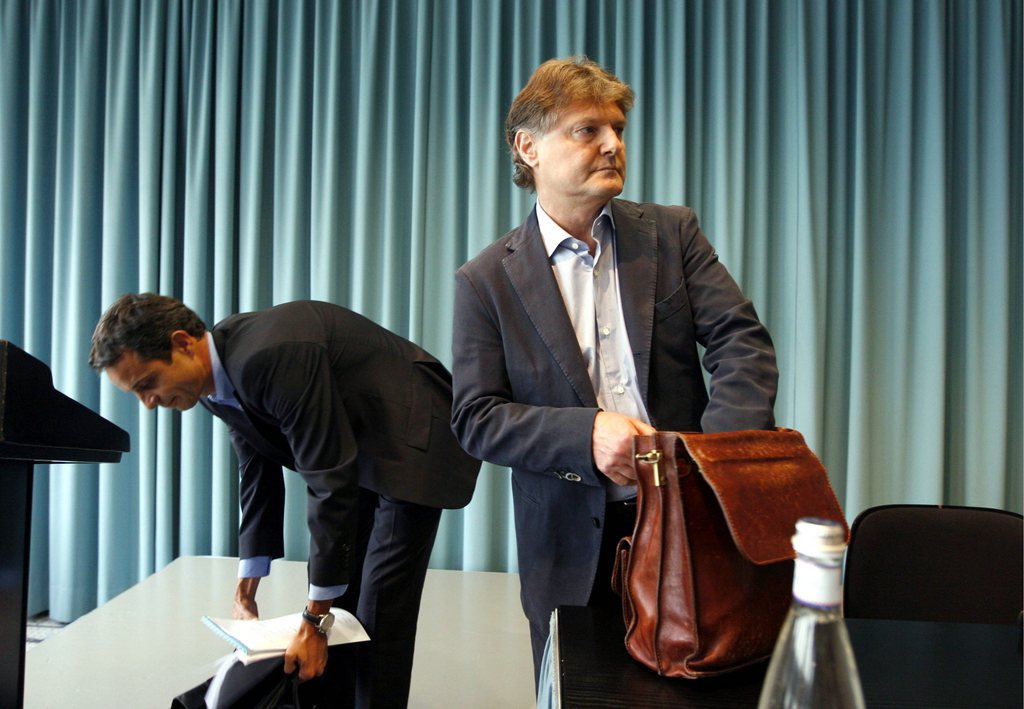 FC Zuerich Praesident Ancillo Canepa, rechts, und der Delegierte des Verwaltungsrats des FC Basel, Bernhard Heusler, links, erscheinen zu einer Medienkonferenz zum Geisterspiel Urteil der Disziplinkommission der Swiss Football League am Mittwoch, 8. Juli 2009, im Hotel Arte in Olten. (KEYSTONE/Urs Flueeler)