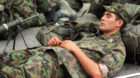 Rekruten der Territorial Infanterie RS in Belchen nach dem 40km Marsch im Ziel in Muemliswil, aufgenommen im Maerz 2000. (KEY