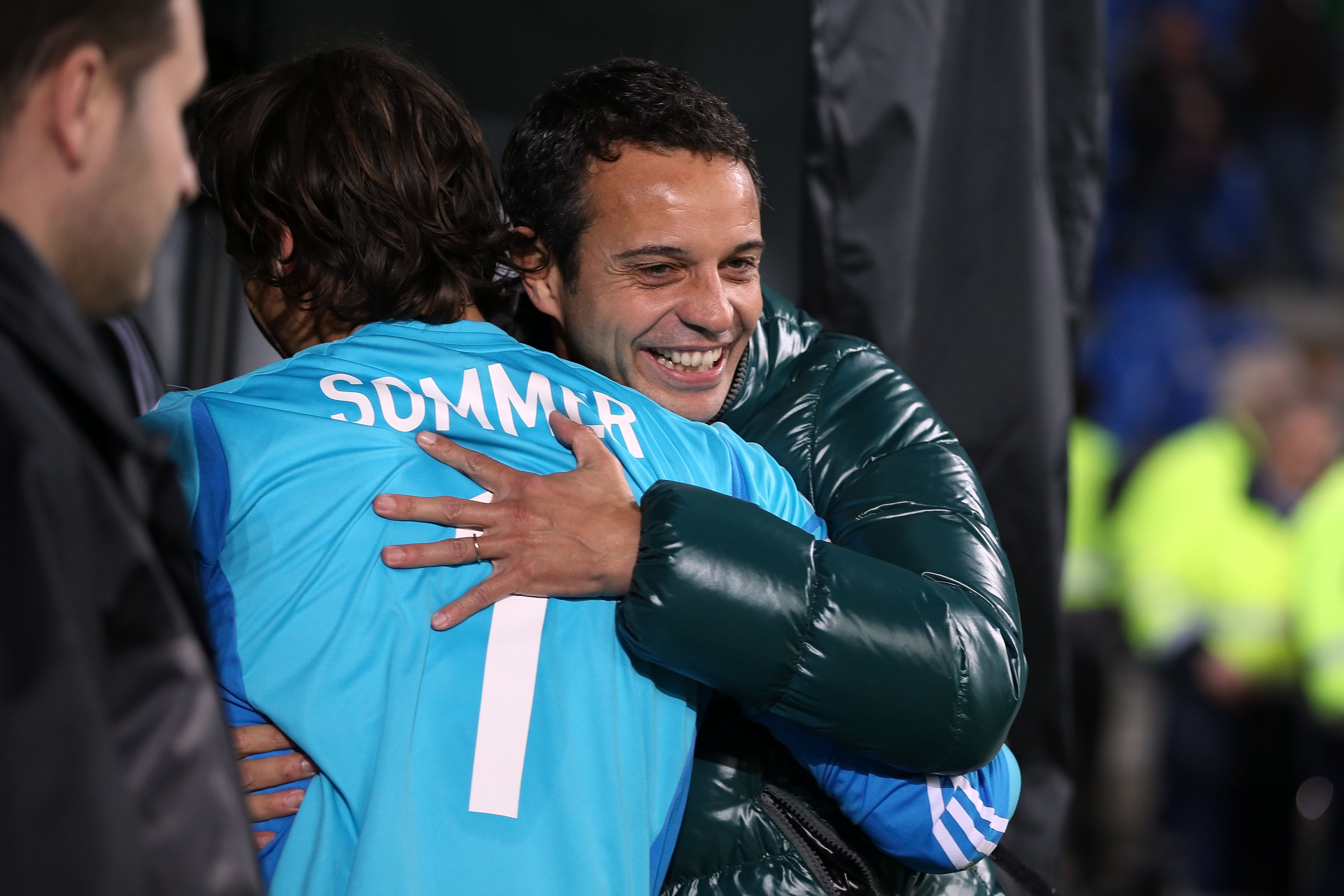 22.Nov.2012; Basel; Fussball Europa League - FC Basel - Sporting Lissabon ; Torhueter Yann Sommer und Praesident Bernhard Heusler (Basel) freuen sich ueber den Sieg (Daniela Frutiger/freshfocus)