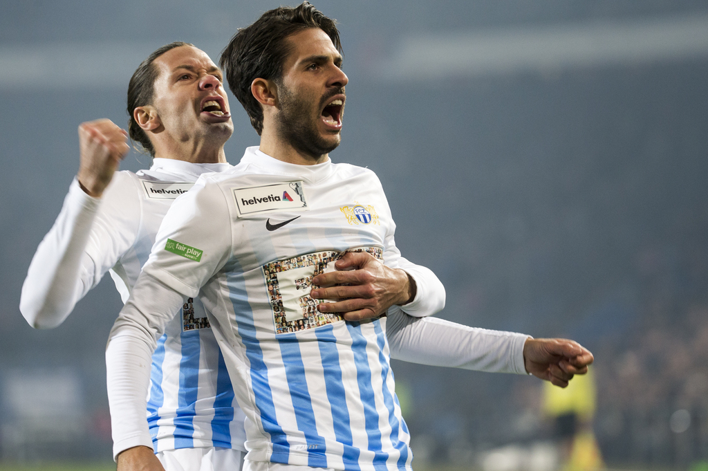 Die Zuercher Torschuetze Oliver Buff, vorne, und der Zuercher Armin Alesevic, hinten, jubeln ueber das 1:0 im Viertelfinal des Schweizer Cups zwischen dem FC Basel 1893 und dem FC Zuerich im Stadion St. Jakob-Park in Basel, am Donnerstag, 2. Maerz 2017. (KEYSTONE/Patrick Straub)