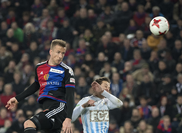 Der Basler Marc Janko, links, erzielz das 1:1 gegen den Zuercher Cedric Brunner, rechts, im Viertelfinal des Schweizer Cups zwischen dem FC Basel 1893 und dem FC Zuerich im Stadion St. Jakob-Park in Basel, am Donnerstag, 2. Maerz 2017. (KEYSTONE/Georgios Kefalas)