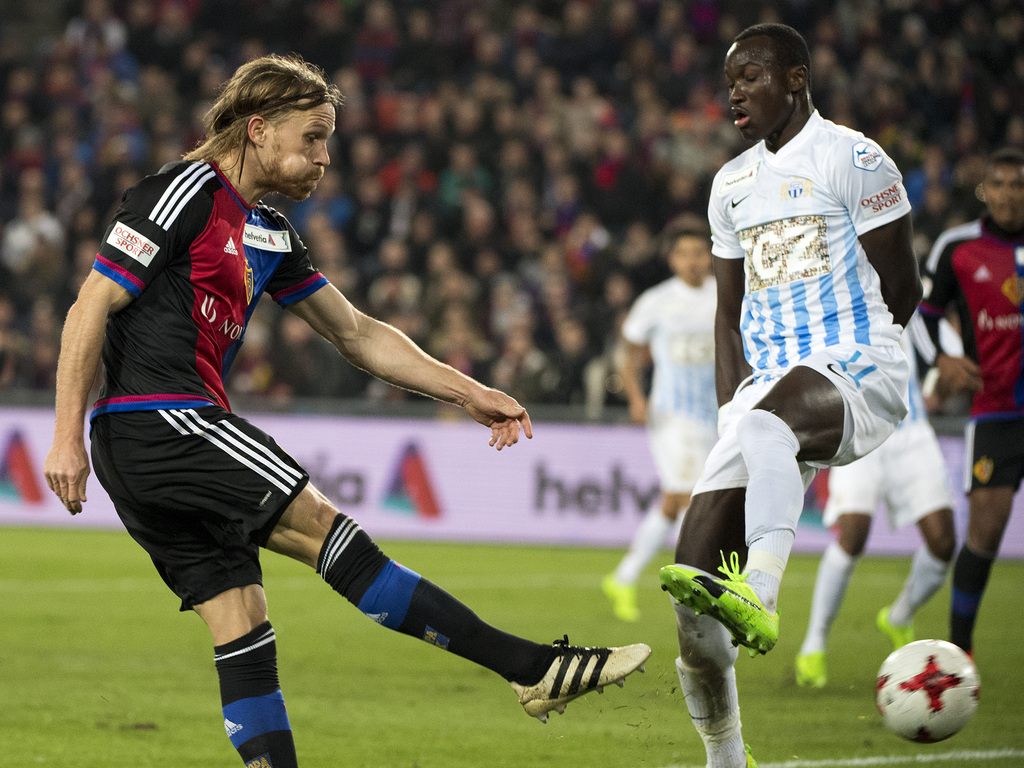 Der Basler Michael Lang, links, erzielt das 2:1 gegen den Zuercher Raphael Dwamena, rechts, im Viertelfinal des Schweizer Cups zwischen dem FC Basel 1893 und dem FC Zuerich im Stadion St. Jakob-Park in Basel, am Donnerstag, 2. Maerz 2017. (KEYSTONE/Georgios Kefalas)