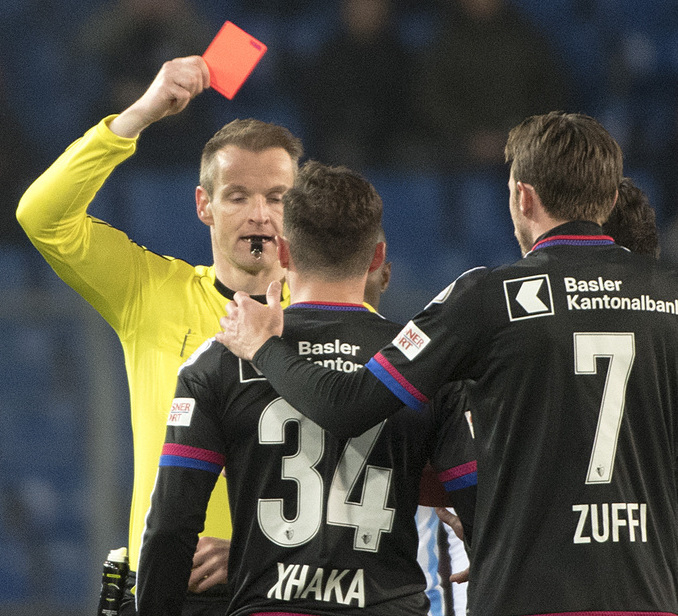 Der Alain Bieri, links, zeigt dem Basler Taulant Xhaka, Mitte, die rote Karte im Viertelfinal des Schweizer Cups zwischen dem FC Basel 1893 und dem FC Zuerich im Stadion St. Jakob-Park in Basel, am Donnerstag, 2. Maerz 2017. (KEYSTONE/Georgios Kefalas)