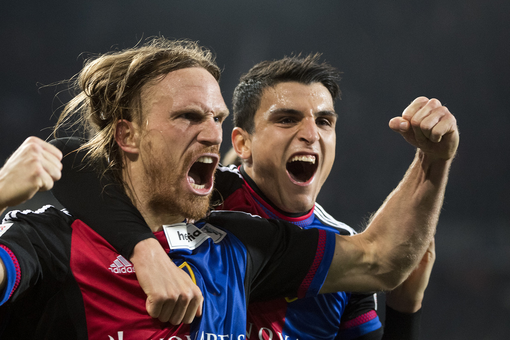 Die Basler Michael Lang, links, und Mohamed Elyounoussi, rechts, jubeln ueber ihr 2:1 im Viertelfinal des Schweizer Cups zwischen dem FC Basel 1893 und dem FC Zuerich im Stadion St. Jakob-Park in Basel, am Donnerstag, 2. Maerz 2017. (KEYSTONE/Georgios Kefalas)