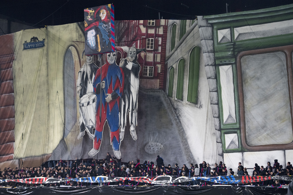 Die Basler Fans in der Muttenzer Kurve zeigen eine Fasnachts-Kulisse vor dem Viertelfinal des Schweizer Cups zwischen dem FC Basel 1893 und dem FC Zuerich im Stadion St. Jakob-Park in Basel, am Donnerstag, 2. Maerz 2017. (KEYSTONE/Georgios Kefalas)