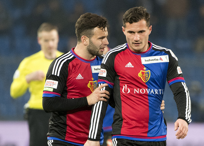 Der Basler Renato Steffen, links, beruhigt seinen Mitspieler Taulant Xhaka, rechts, und fuehrt in weg nachdem dieser eine Platzverweis bekommen hat, im Viertelfinal des Schweizer Cups zwischen dem FC Basel 1893 und dem FC Zuerich im Stadion St. Jakob-Park in Basel, am Donnerstag, 2. Maerz 2017. (KEYSTONE/Georgios Kefalas)