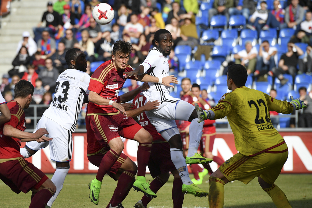 Der Basler Eder Balanta, Vaduz' Albion Avdijaj, der Basler Seydou Doumbia, und Torhueter Benjamin Siegrist, von links, balgen sich um den Ball, im Fussball Super League Spiel zwischen dem FC Vaduz und dem FC Basel, am Sonntag, 5. Maerz 2017, im Rheinpark Stadion in Vaduz. (KEYSTONE/Gian Ehrenzeller)