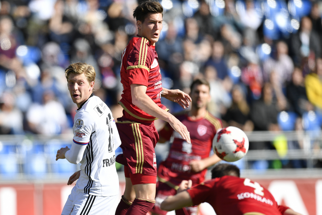 Der Basler Alexander Fransson, gegen die Vaduzer Mario Buehler und Thomas Konrad, von links, im Fussball Super League Spiel zwischen dem FC Vaduz und dem FC Basel, am Sonntag, 5. Maerz 2017, im Rheinpark Stadion in Vaduz. (KEYSTONE/Gian Ehrenzeller)