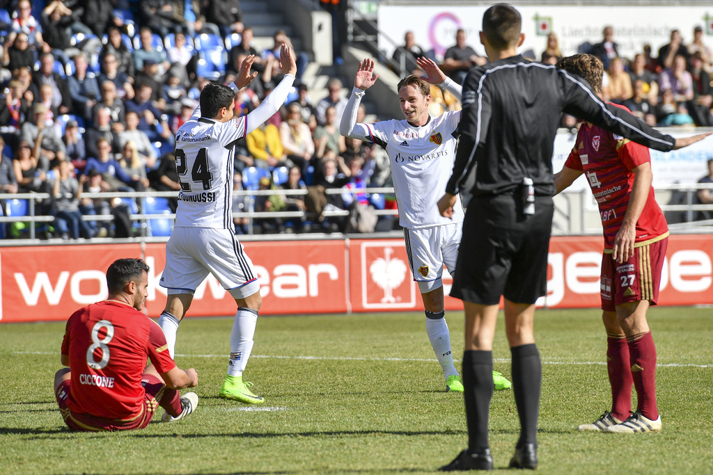 Der Basler Mohamed Elyounoussi, links, freut sich mit 0-1 Torschuetze Luca Zuffi, rechts, im Fussball Super League Spiel zwischen dem FC Vaduz und dem FC Basel, am Sonntag, 5. Maerz 2017, im Rheinpark Stadion in Vaduz. (KEYSTONE/Gian Ehrenzeller)