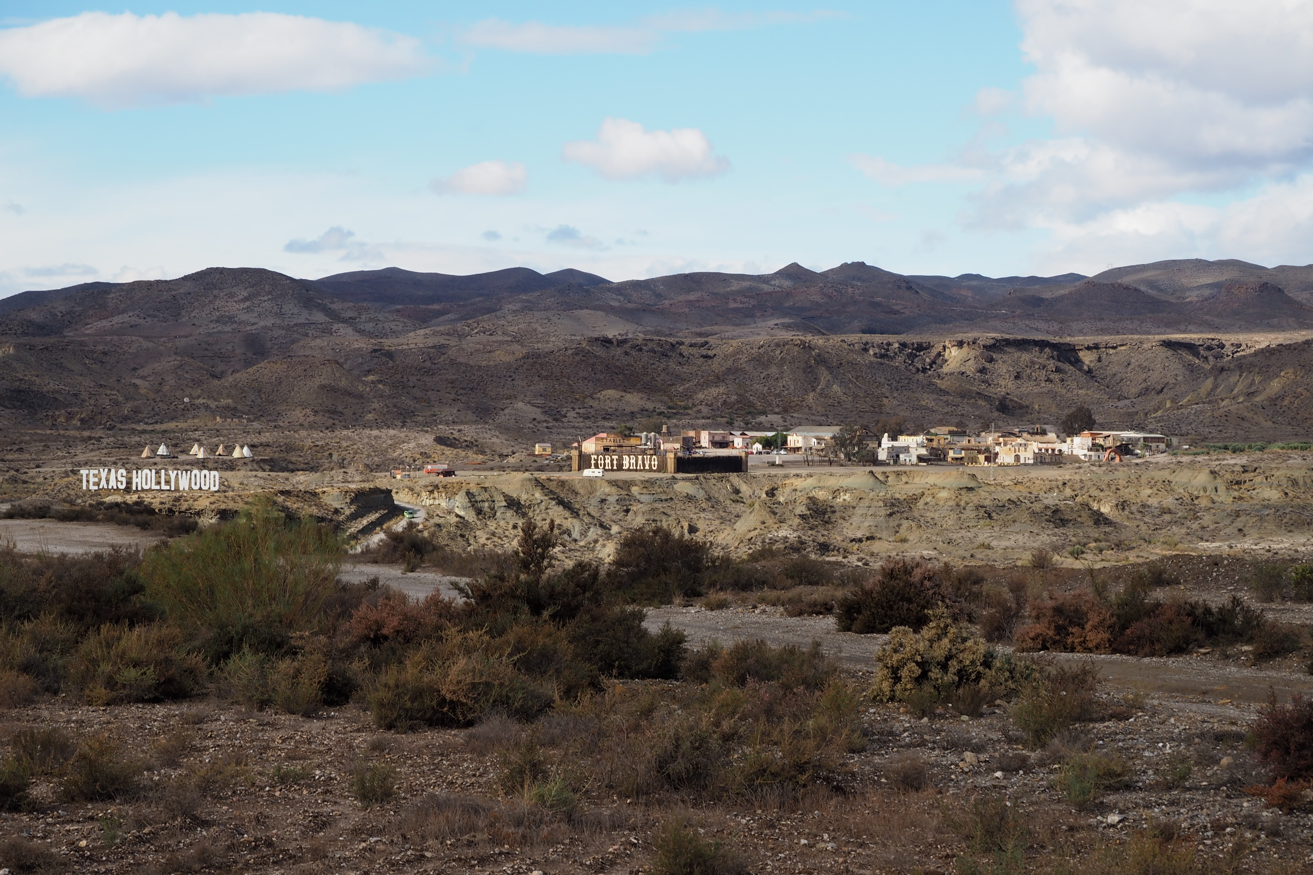 Fort Bravo: Ein bisschen Hollywood in der spanischen Wüste – Indianersiedlung inklusive (links).