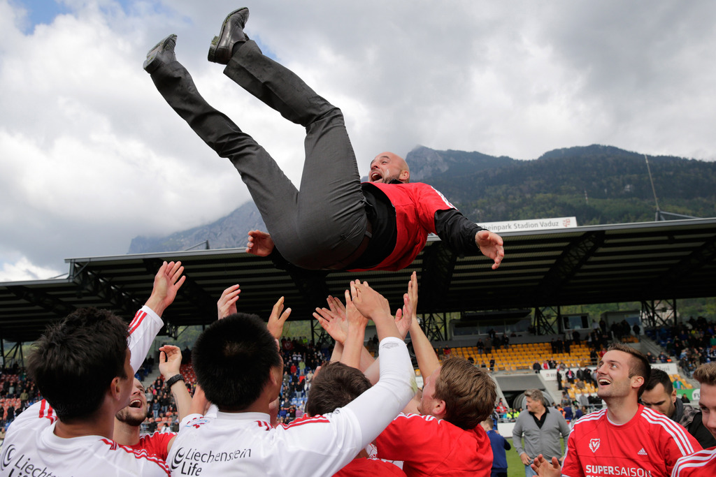 ARCHIV � ZUR ENTLASSUNG VON TRAINER GIORGIO CONTINI BEIM FC VADUZ STELLEN WIR IHNEN DIESER ARCHIVBILD ZUR VERFUEGUNG --- Der Vaduz-Trainer Giorgio Contini wird von seinen Spielern nach dem 3-0 Sieg und dem Aufstieg in die Super League gefeiert, beim Fussball Meisterschaftsspiel der Challenge League zwischen dem FC Vaduz und dem FC Wohlen am Sonntag, 4. Mai 2014, im Rheinpark Stadion in Vaduz. (KEYSTONE/Arno Balzarini)
