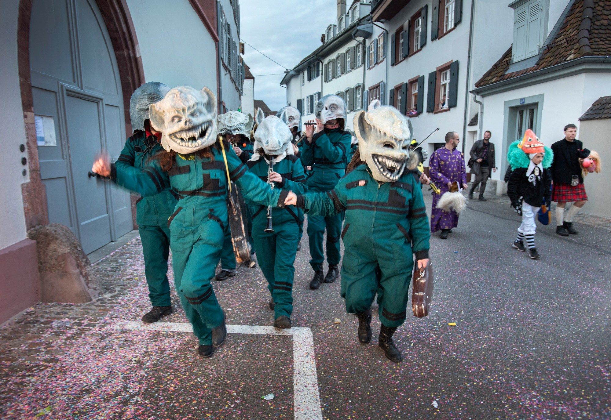 Das Comité sollte eine Fasnachtsmission gründen, um die wilden Tiere aus dem Osten zu domestizieren: Die Verse auf dem Zeedel nehmen sowohl Basler wie auch Prager Gepflogenheiten aufs Korn.