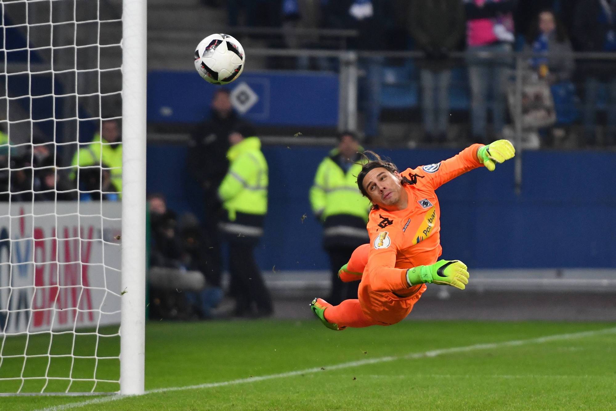 GER; DFB Pokal, Viertelfinale, Hamburger SV vs Borussia Moenchengladbach 01.03.2016, GER; DFB Pokal, Viertelfinale, Hamburger SV vs Borussia Moenchenglabach, im Bild Einzelaktion Querformat Torhueter Yann Sommer (Gladbach 01) Foto © nordphoto / Witke Local Caption nordphoto/xWitke ger DFB Cup Quarter-finals Hamburg SV vs Borussia Moenchengladbach 01 03 2016 ger DFB Cup Quarter-finals Hamburg SV vs Borussia in Picture Individual action Landscape Goalkeeper Yann Summer Gladbach 01 Photo © nordphoto Witke Local CAPTION nordphoto xWitke