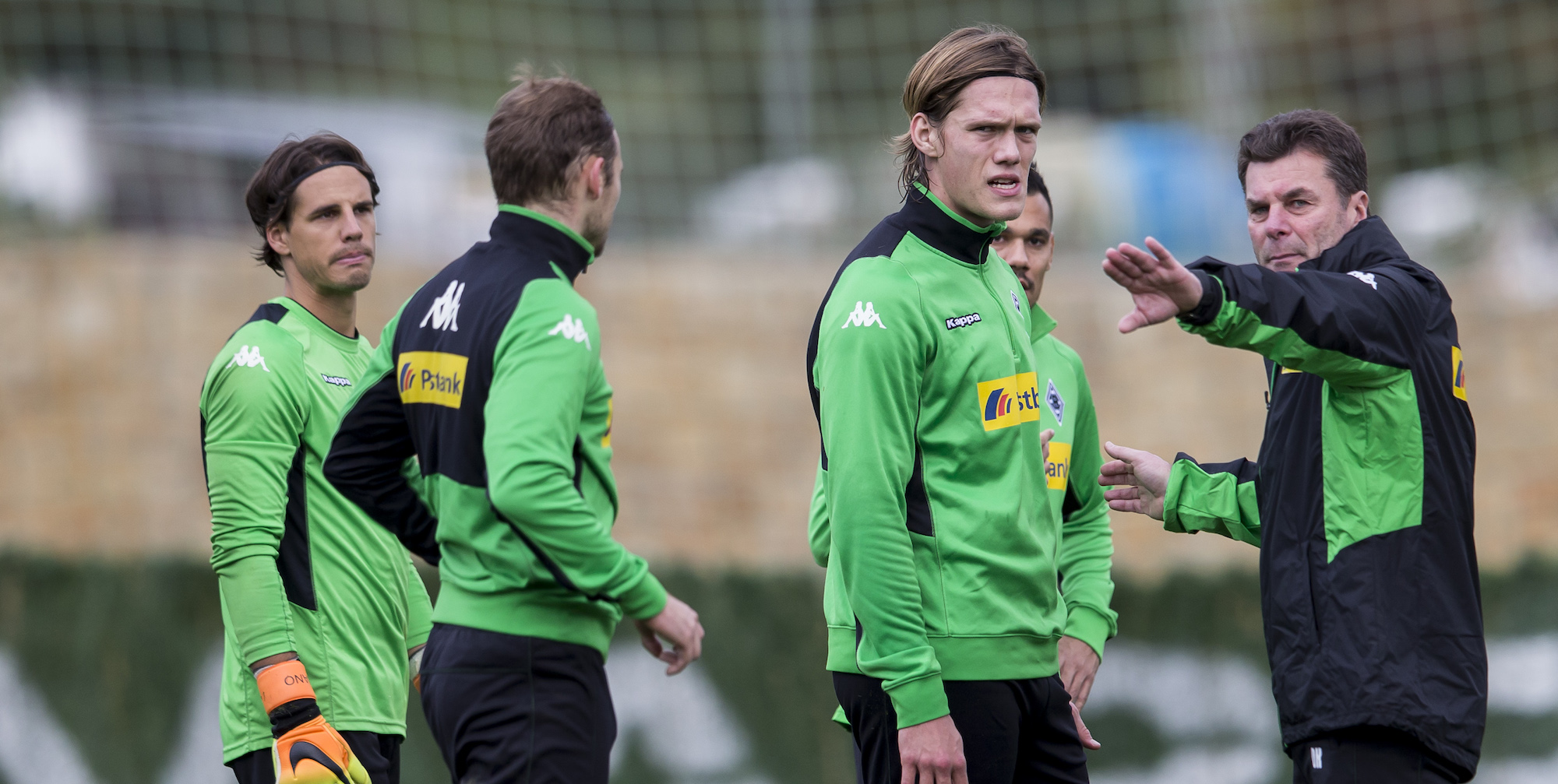 MARBELLA, SPAIN - JANUARY 07: Head Coach Dieter Hecking of Borussia Moenchengladbach gives instructions to Tony Jantschke, Jannik Vestergaard, Yann Sommer and Timothee Kolodziejczak of Borussia Moenchengladbach during a Training Session at Borussia Moenchengladbach Training Camp on January 07, 2017 in Marbella, Spain. (Photo by Christian Verheyen/Borussia Moenchengladbach via Getty Images)