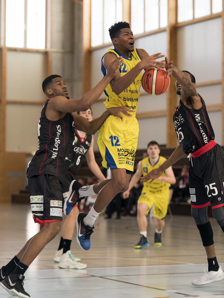 Der Birstaler Octavius Brown, Mitte, wird von den Genfern Kevin Madiamba, links und Brandon Garrett, rechts, am Wurf gehindert waehrend des Spieles der Basketball National League A zwischen den Starwings Basket Regio Basel und den Lions de Geneve in der Sporthalle in Birsfelden, am Sonntag, 12. Maerz 2017. (KEYSTONE/Georgios Kefalas)