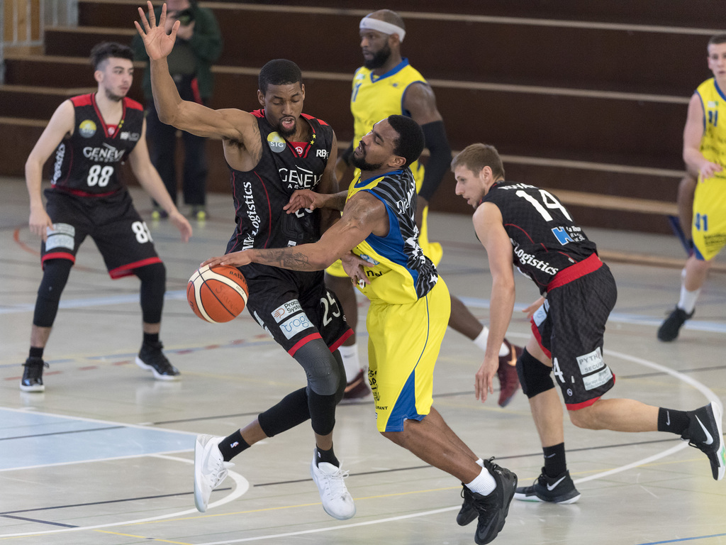 Der Genfer Brandon Garrett, links, versperrt dem Birstaler Chris Jones, rechts, den Weg waehrend des Spieles der Basketball National League A zwischen den Starwings Basket Regio Basel und den Lions de Geneve in der Sporthalle in Birsfelden, am Sonntag, 12. Maerz 2017. (KEYSTONE/Georgios Kefalas)