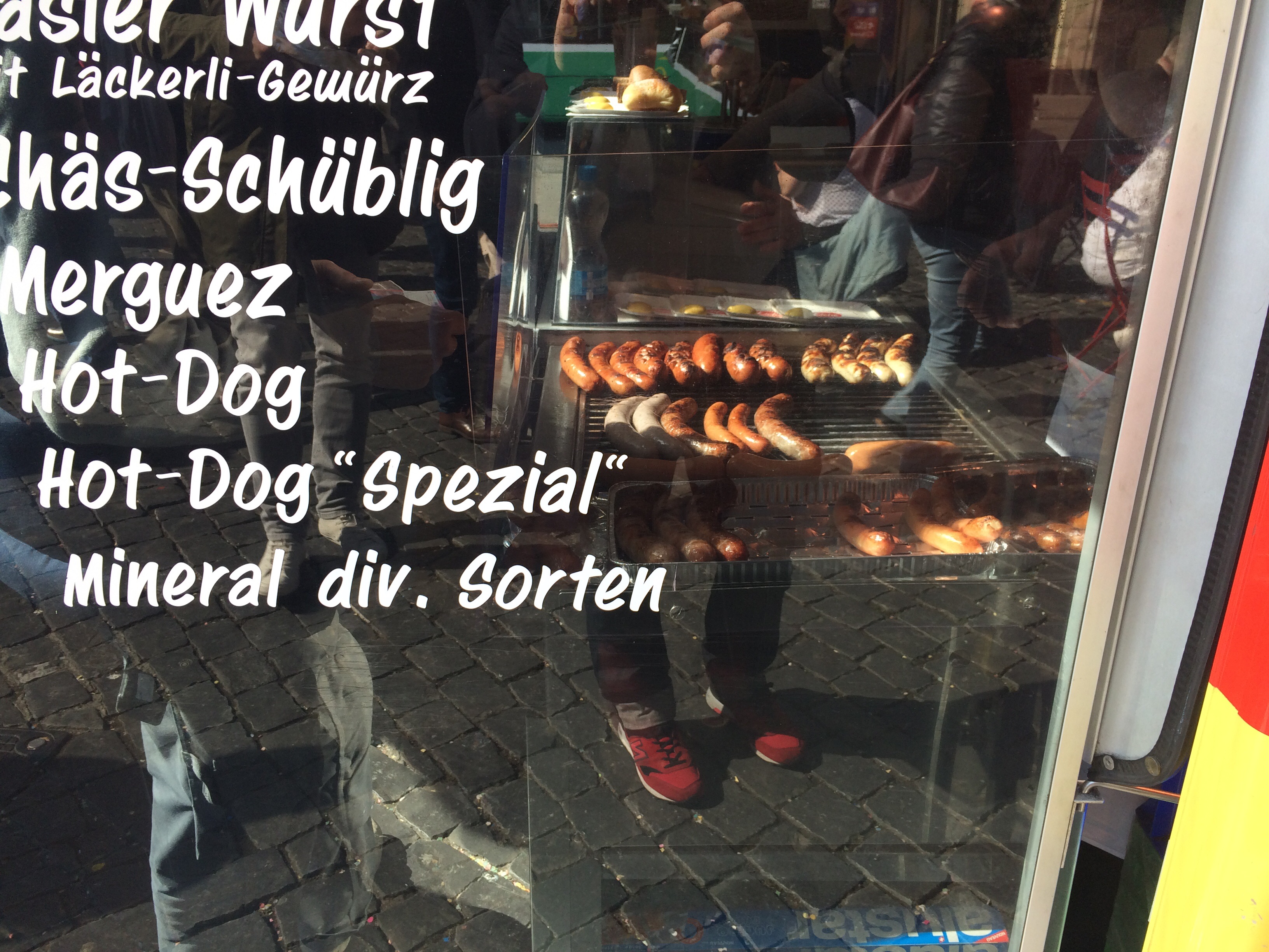 Belebt die Konkurrenz das herkömmliche Geschäft? Die Würste auf dem Grill wirken zuversichtlich.