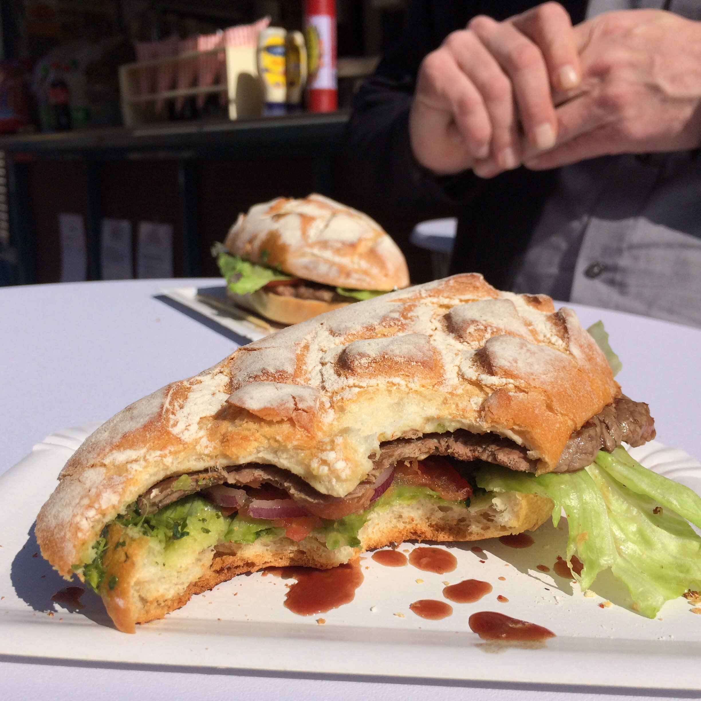 Zwei Bisse, zwei Meinungen: «Die Sauce, das Chimichurri, dürfte etwas mehr Pepp haben», befindet Amir Mustedanagić. «Etwas mehr Salz – und das Chivito wäre perfekt», kritisiert Tino Bruni. Der Wirt nimmt die Kritik dankbar entgegen.