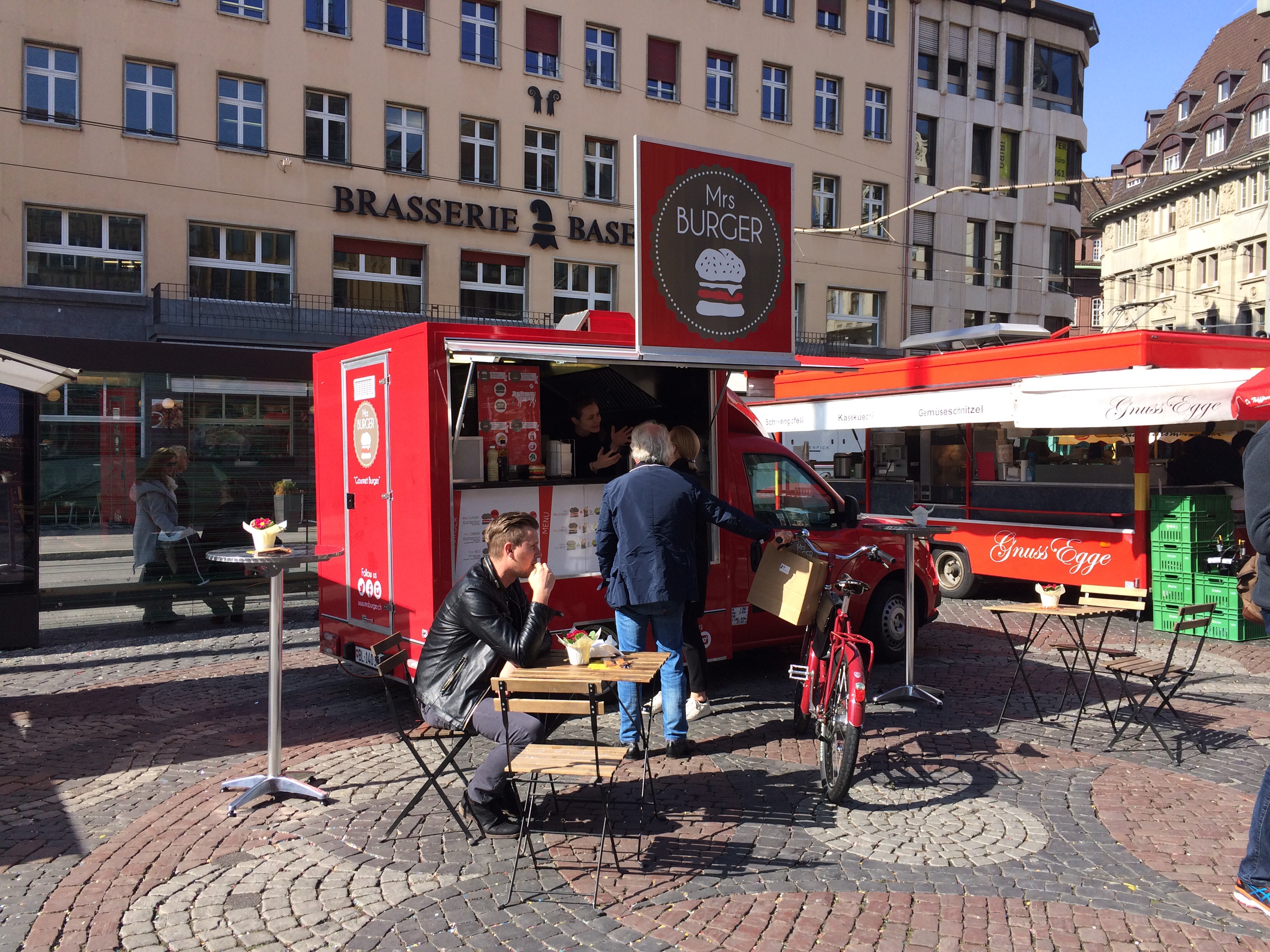 Burger bei «Mrs Burger», getestet von Simone Janz: «Sehr okay, habe aber schon bessere Burger gegessen. Das Vollkornbrötchen war etwas hart, die hausgemachte Tartarsauce zwar sehr lecker, aber etwas zu dünn geraten. Die 'Mrs Classic' wurde mit Liebe zubereitet und mit charmant-welschen Akzent serviert.»