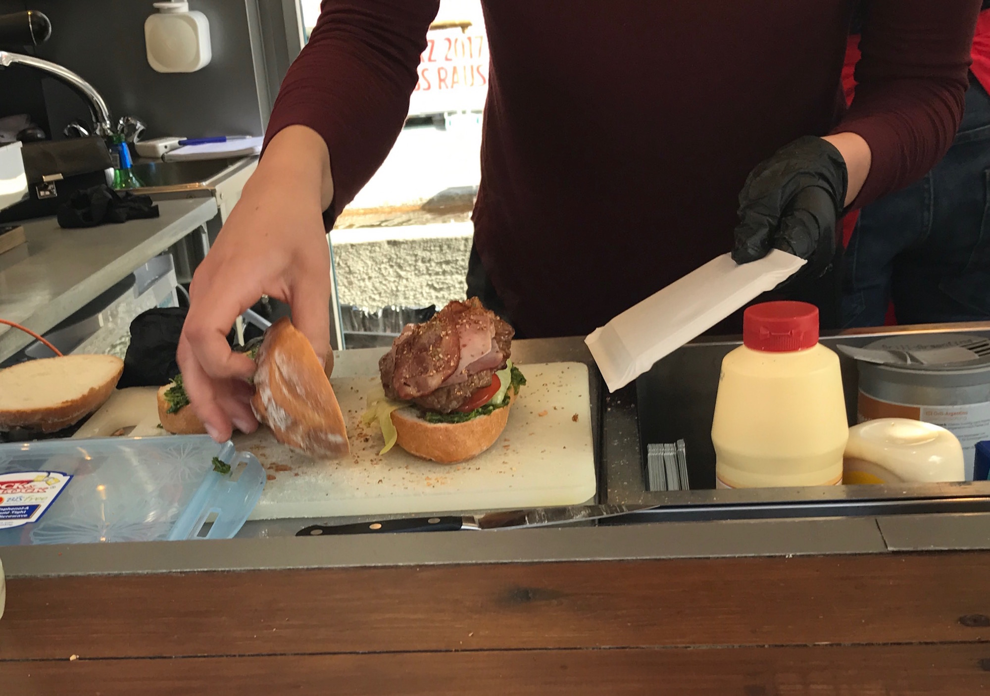 Brot mit Rind und Speck auf Chimichurri, Salat und Tomatenscheiben, getestet von Mike Niederer: «Das Brötchen ist weich genug, um das Sandwich in jeder Situation zusammenzuhalten, und hat doch den nötigen Biss.»