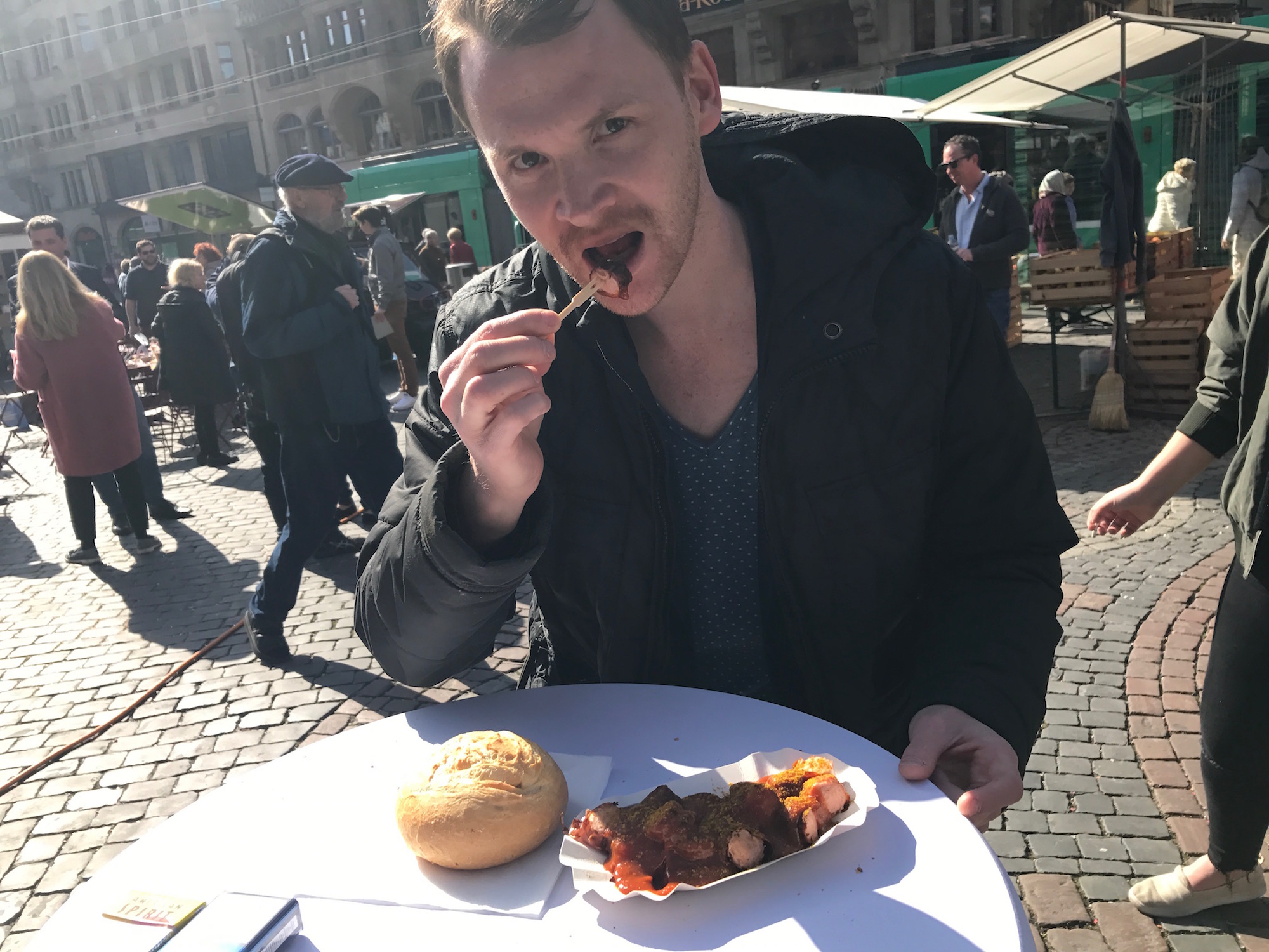 Und wie schmeckt die Currywurst, Renato Beck? «Wurstig, pflötschig, und mit Curry nicht viel am Hut: Genau so muss eine Currywurst schmecken (und mit 7 Franken auch kosten).»