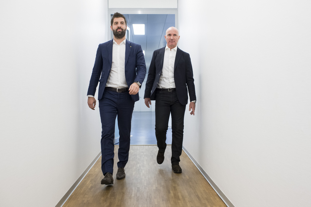 Der neue Cheftrainer des Grasshopper Club Zuerich, Carlos Bernegger, rechts, und GC-CEO Manuel Huber auf dem Weg zu einer Medienkonferenz am Montag, 13. Maerz 2017 in Niederhasli. (KEYSTONE/Ennio Leanza)