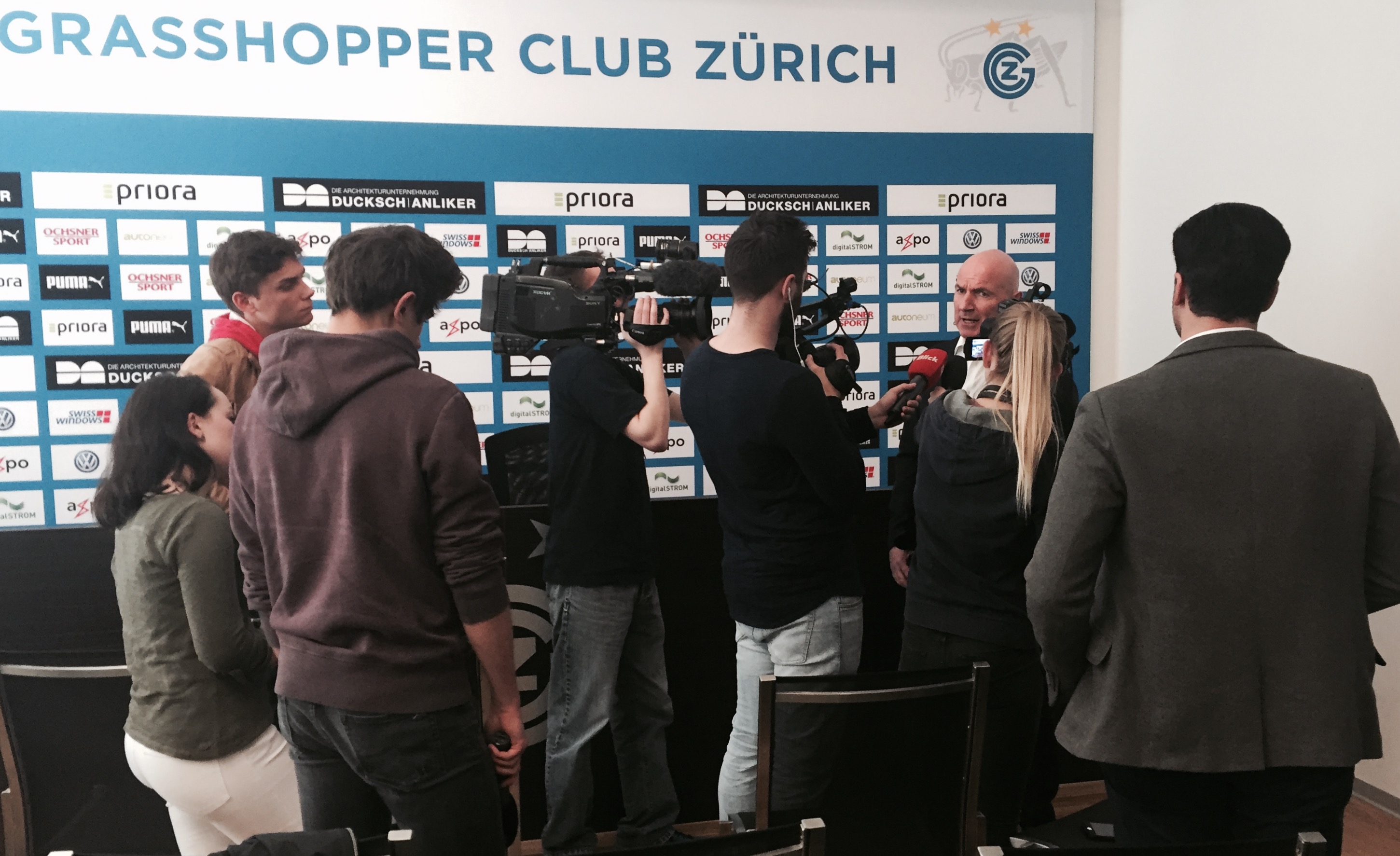 Medienpulk bei Carlos Berneggers Präsentation.