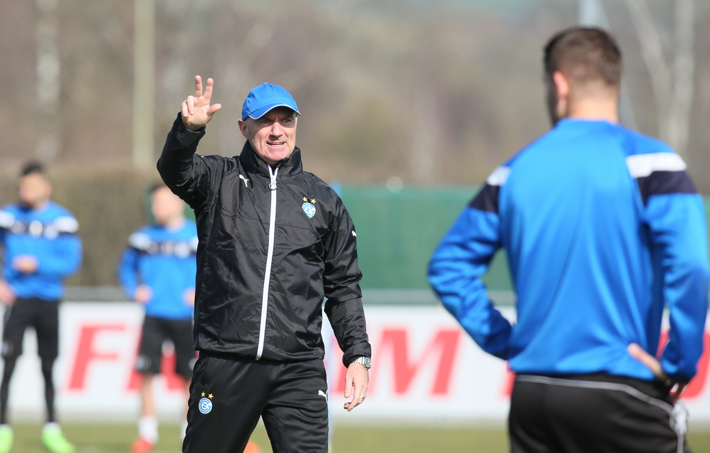 Carlos Bernegger, der neue Coach des Grasshopper Club Z�rich gestikuliert bei seinem ersten Training im GC Campus in Niederhasli am Dienstag, 14. Maerz 2017. (KEYSTONE/Siggi Bucher)