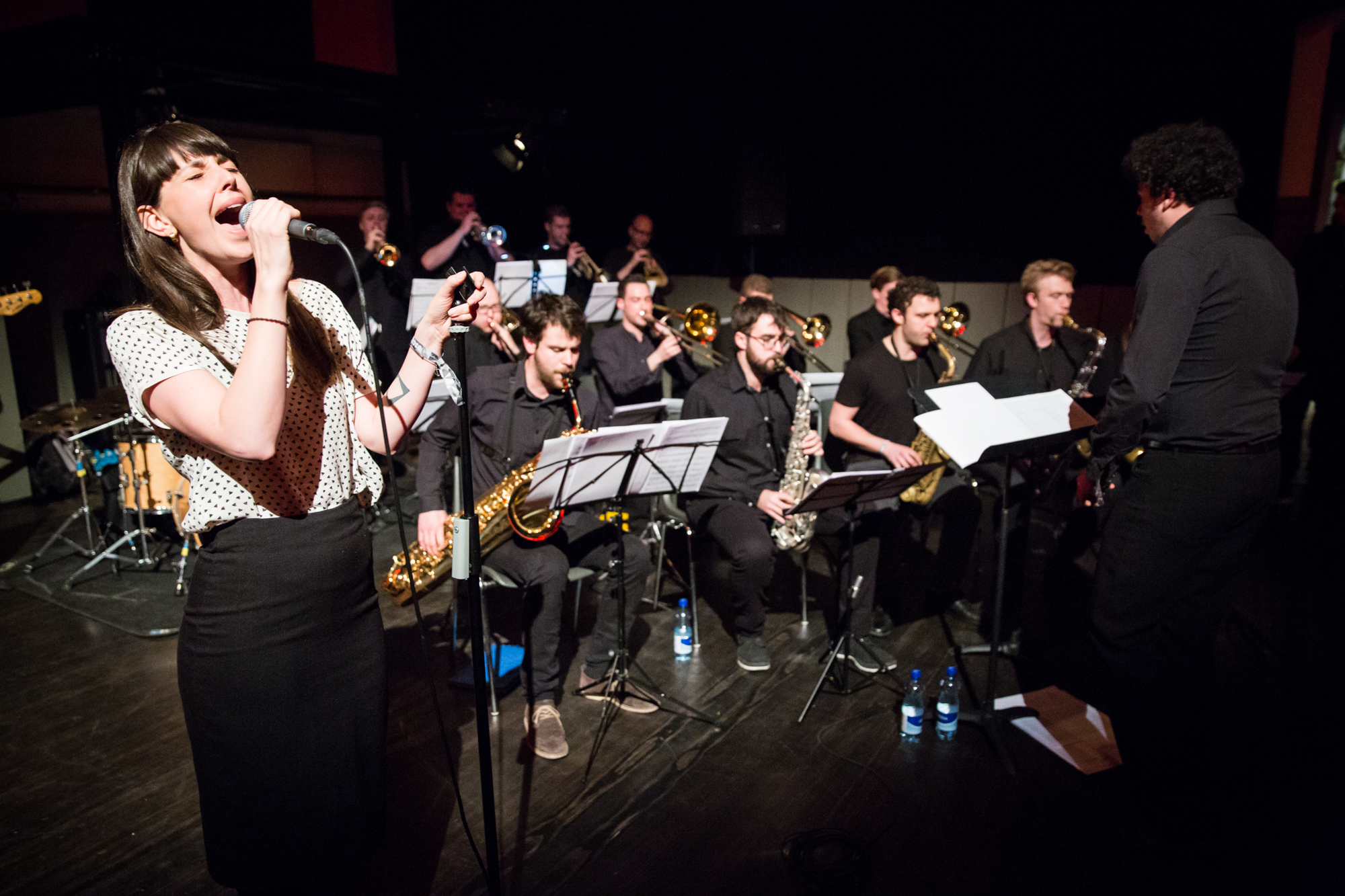 Anna Gosteli kämpft mit Bigband gegen die Akustik in der Reithalle.