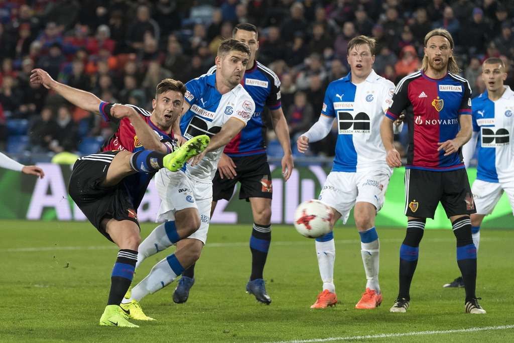 Der Basler Andraz Sporar, links, bei der Schussabgabe im Fussball Meisterschaftsspiel der Super League zwischen dem FC Basel 1893 und dem Grasshopper Club Zuerich im Stadion St. Jakob-Park in Basel, am Samstag, 18. Maerz, 2017. (KEYSTONE/Georgios Kefalas)