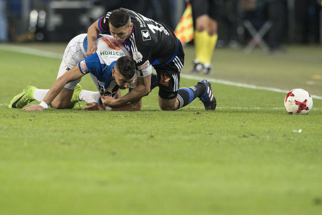 Der Basler Marek Suchy, rechts, im Kampf um den Ball gegen den Zuercher Munas Dabbur im Fussball Meisterschaftsspiel der Super League zwischen dem FC Basel 1893 und dem Grasshopper Club Zuerich im Stadion St. Jakob-Park in Basel, am Samstag, 18. Maerz, 2017. (KEYSTONE/Peter Schneider)