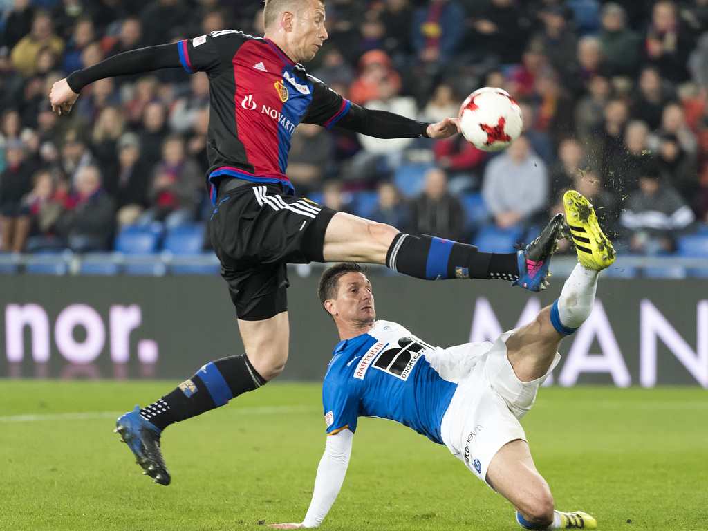 Der Basler Marc Janko, links, im Kampf um den Ball gegen den Zuercher Milan Vilotic, rechts, im Fussball Meisterschaftsspiel der Super League zwischen dem FC Basel 1893 und dem Grasshopper Club Zuerich im Stadion St. Jakob-Park in Basel, am Samstag, 18. Maerz, 2017. (KEYSTONE/Georgios Kefalas)
