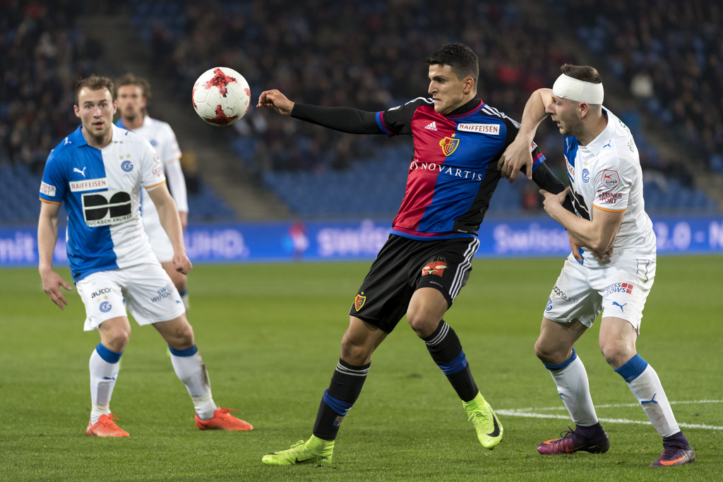 Der Basler Mohamed Elyounoussi, MItte, im Kampf um den Ball gegen den Zuercher Nemanja Antonov, rechts, im Fussball Meisterschaftsspiel der Super League zwischen dem FC Basel 1893 und dem Grasshopper Club Zuerich im Stadion St. Jakob-Park in Basel, am Samstag, 18. Maerz, 2017. (KEYSTONE/Georgios Kefalas)