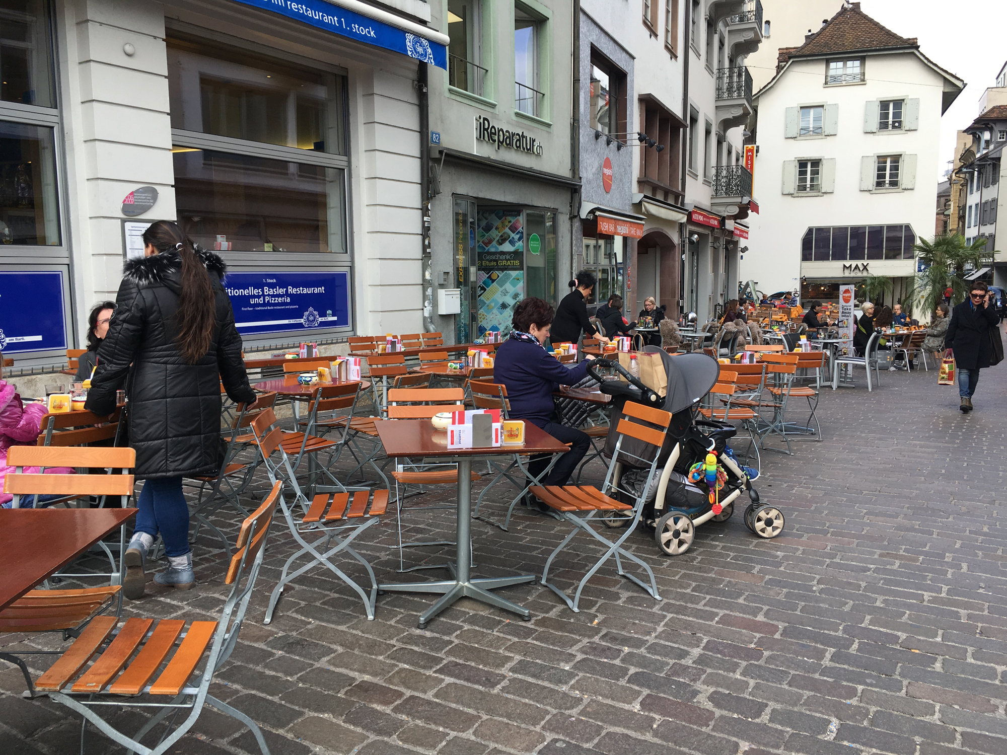 Ohne Plastik sitzt man in der Gerbergasse draussen.