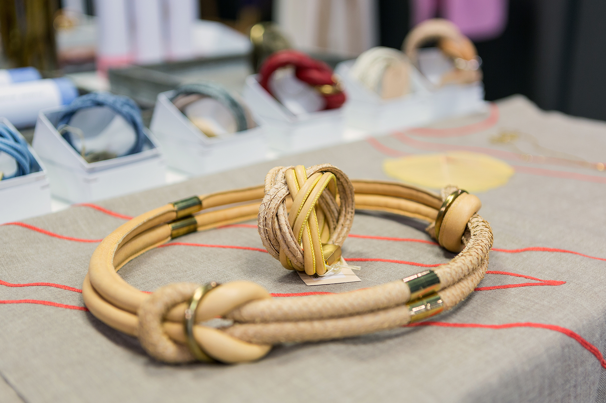 Haben wir schon erwähnt, dass Schauspielerin Jessica Alba ein gelbes Lederarmband von Royal Blush besitzt?