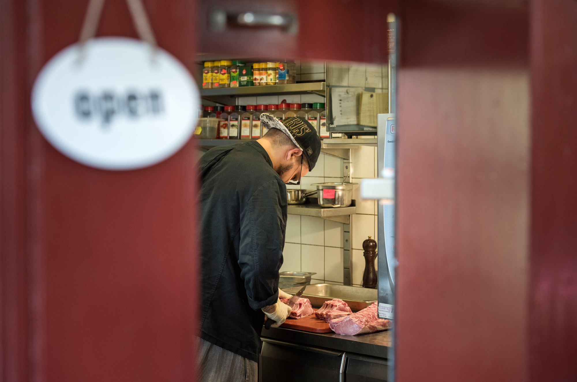 Küchenchef Marius Isnar bei der Arbeit.