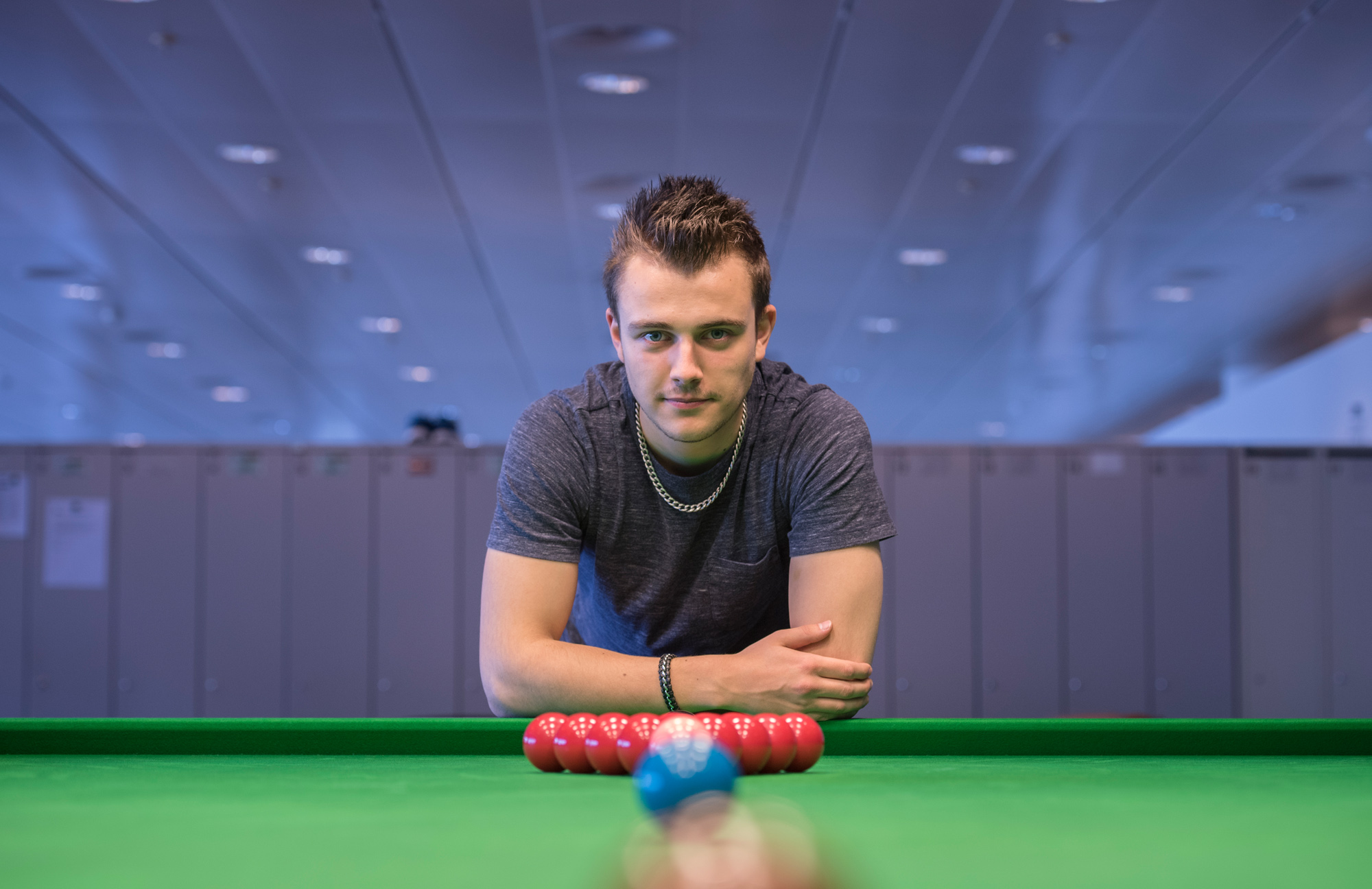 Ursenbacher trainiert in T-Shirt und Jogging-Hose. Bei Snooker-Turnieren heisst der Dresscode: Hemd, Weste und Schlips.