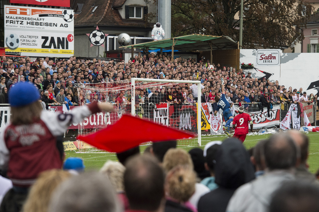 Patrick Bengondo, rechts, von Winterthur kaempft um den Ball mit Germano Vailati, Mitte, von Basel im Sechzehntelfinal im Schweizer Cup Fussballspiel zwischen dem FC Winterthur und dem FC Basel am Sonntag, 21. September 2014 auf der Schuetzenwiese in Winterthur. (KEYSTONE/Ennio Leanza)