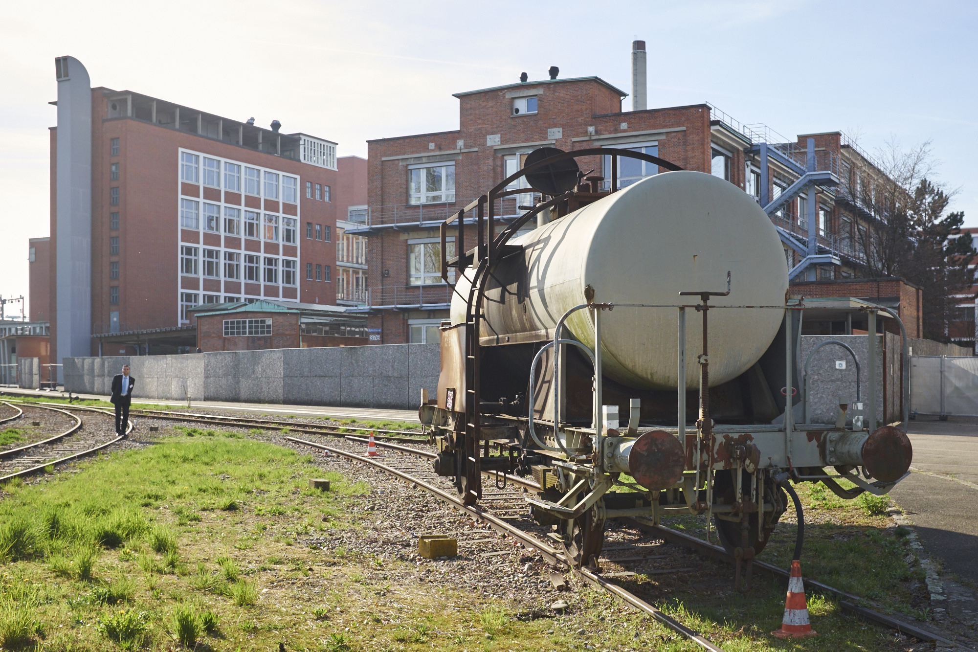 Die ausgediente «Gleisharve» mit den Feuerwerhübungs-Waggons und den alten Backsteingebäuden im Hintergrund.